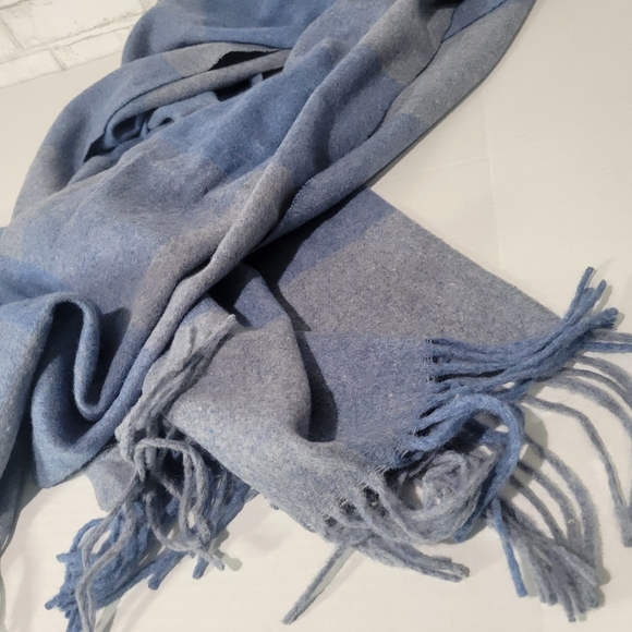 Warm & soft fringe scarf - Picture 3 of 9